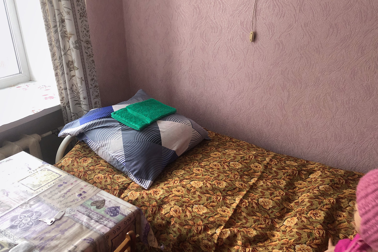 В комнате было три кровати, стол, стул, тумбочки. А еще — чайник, стаканы, столовые приборы