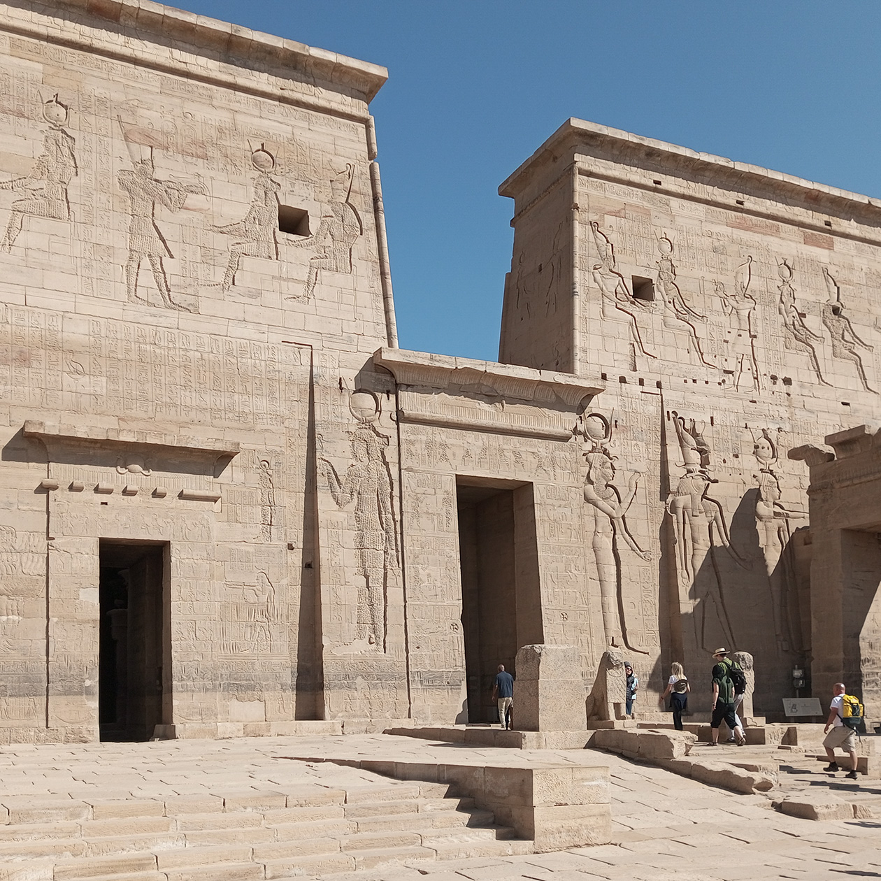 Один из двух пилонов храма Исиды