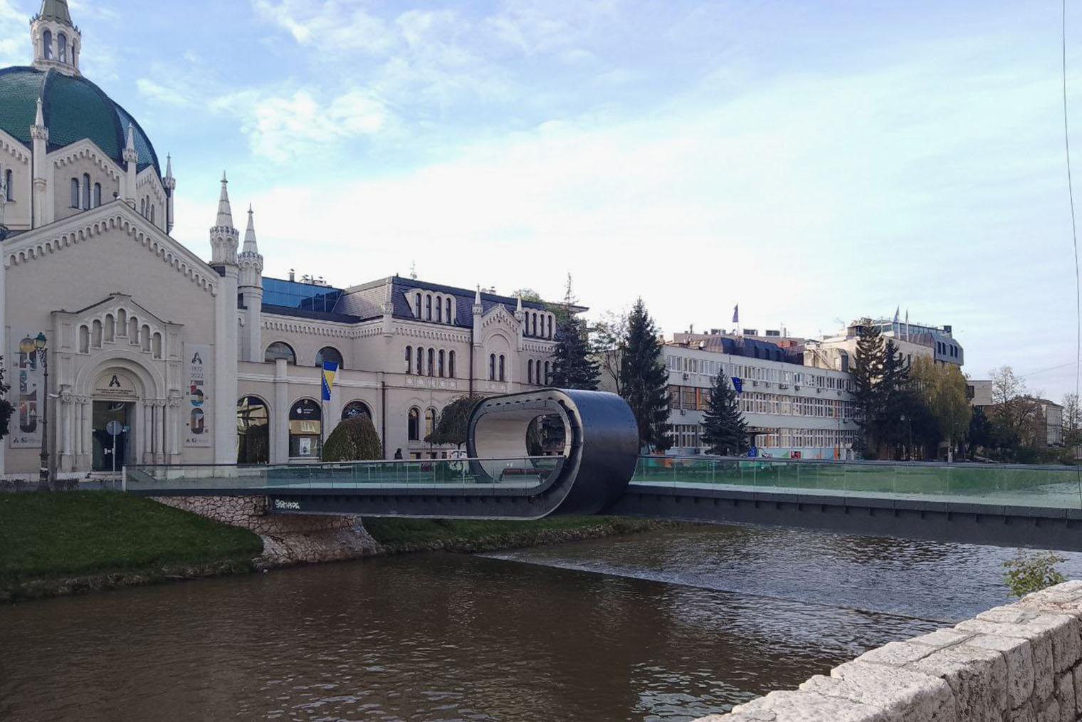 В столице Боснии есть мосты с репутацией получше. Этот построили выпускники архитектурного факультета Сараевского университета