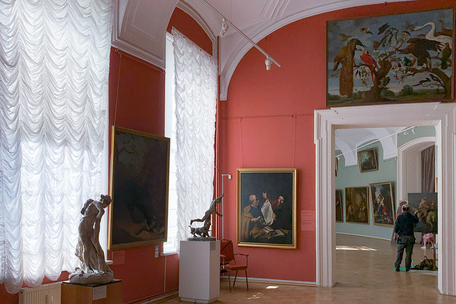 В коридорах Музея Академии художеств можно заметить студентов за работой