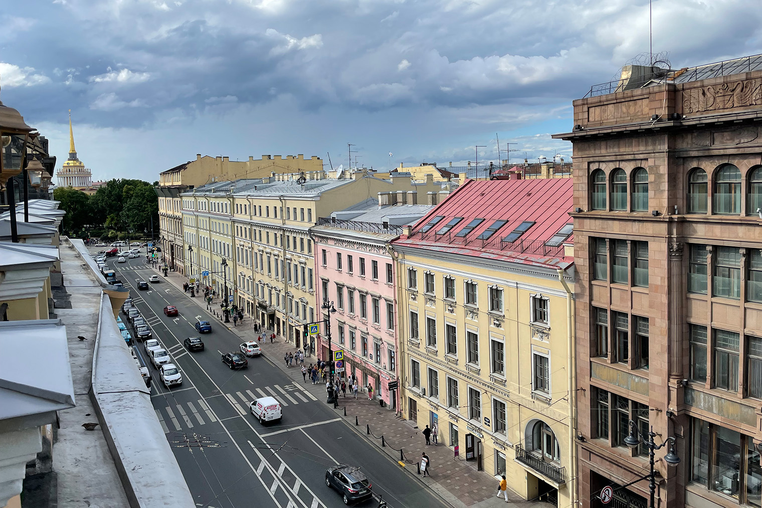 С террасы хорошо видно шпиль Адмиралтейства. Фото: Мария Рудницкая