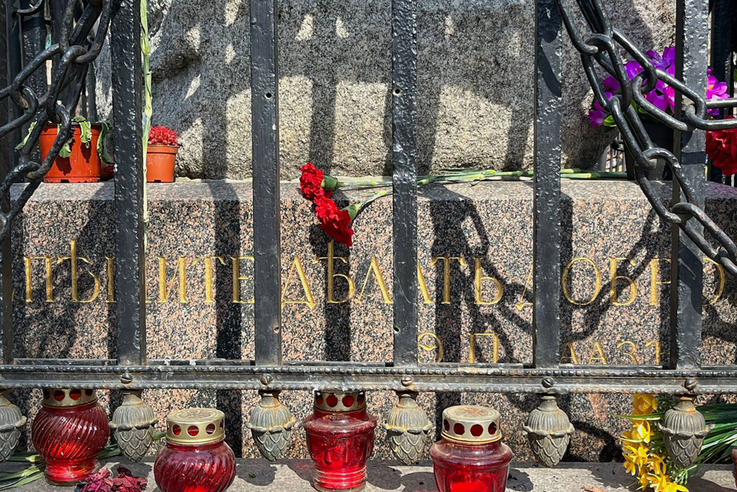 На надгробии доктора Гааза выбито «Спешите делать добро», а на железном ограждении висят кандалы