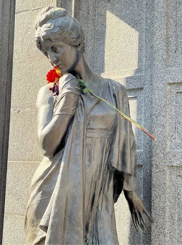 Усыпальница Леона и Софи Пло. Каменная роза в руке девушки не сохранилась, и сейчас в ладонь статуи вкладывают настоящие и искусственные цветы