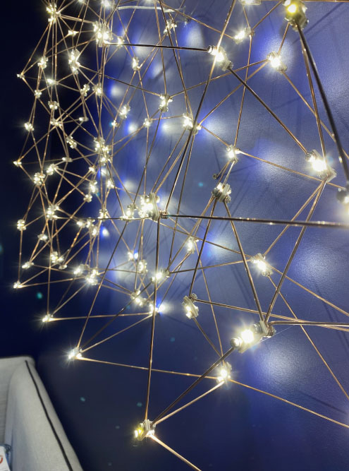 Необычная лампа из серии TUCHA превращает детскую в уголок юного звездочета. Этот образец выполнен из меди, его размер — 900 × 900 мм. В такой конфигурации светильник стоит от 205 000 ₽