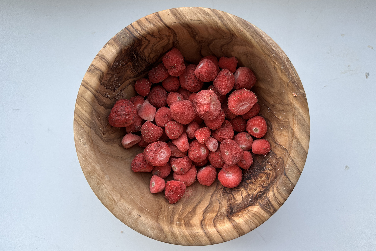 Чипсы из клубники — это в основном высушенные маленькие ягоды