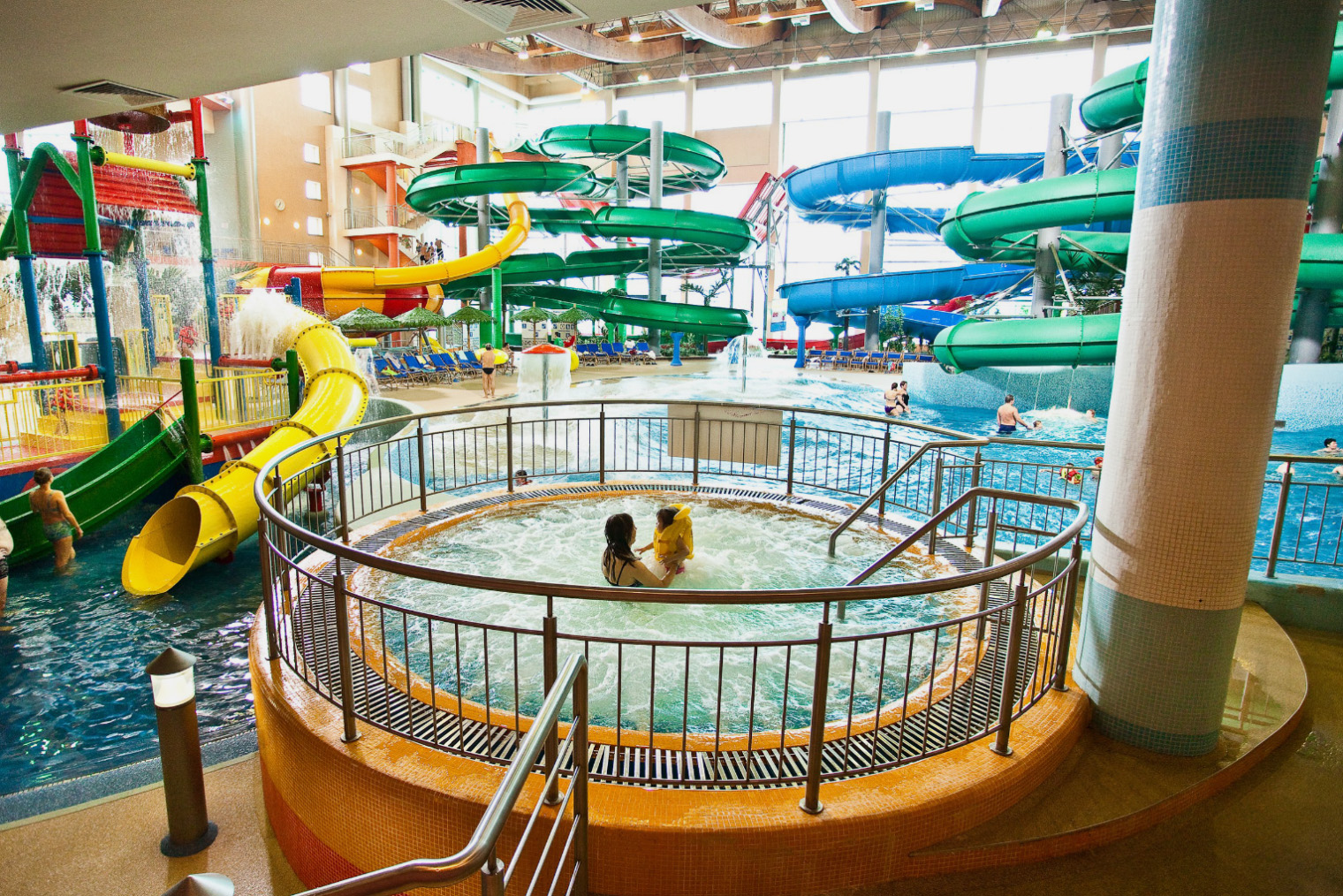 Какие аквапарки наиболее подходят для отдыха семей с детьми