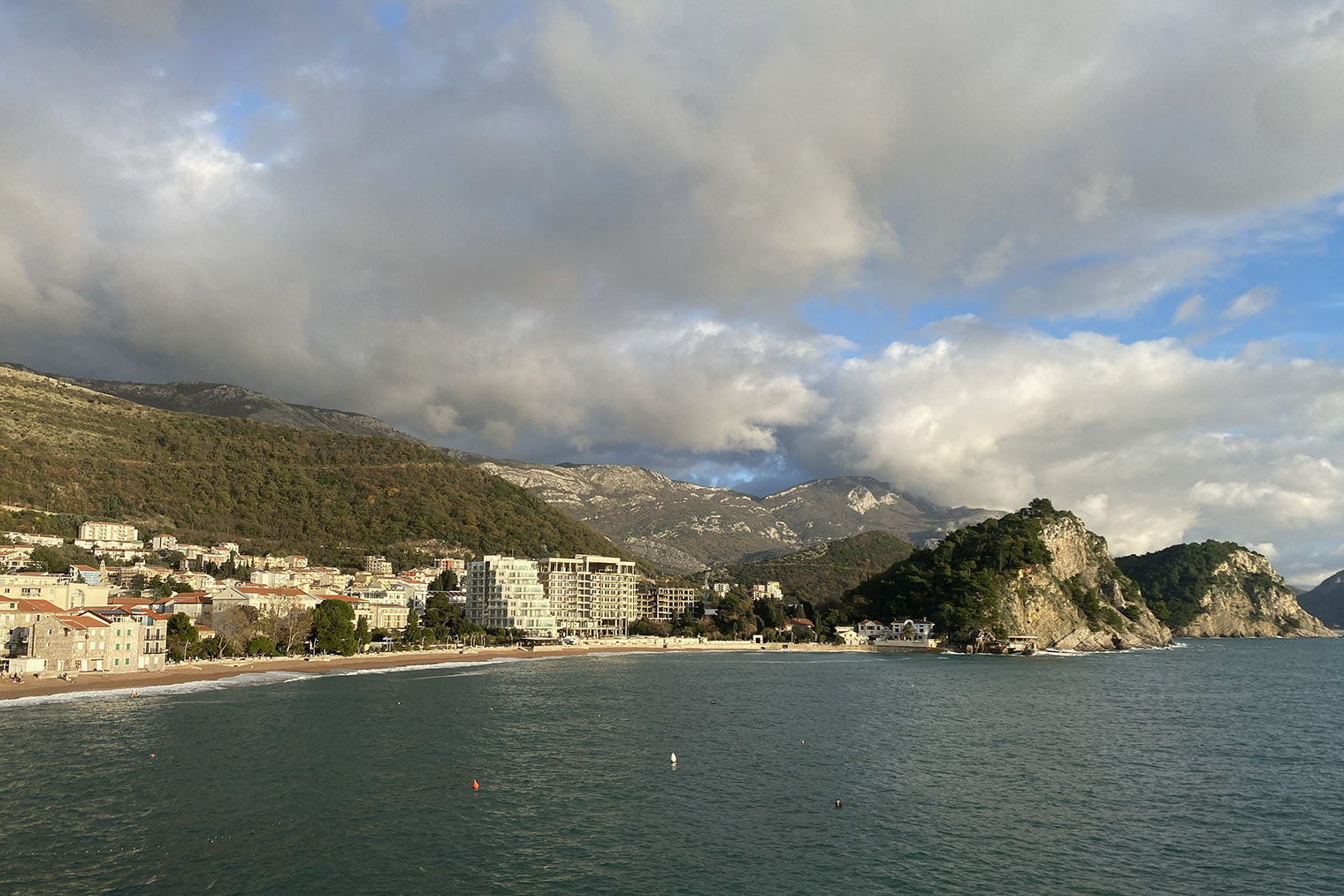 Море и горы — главное, что восхищает приехавших в Черногорию
