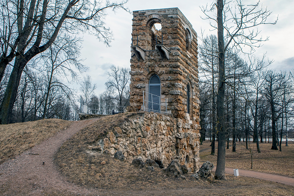 Руины готической башни в Орловском парке. Источник: Sergei Afanasev / Shutterstock