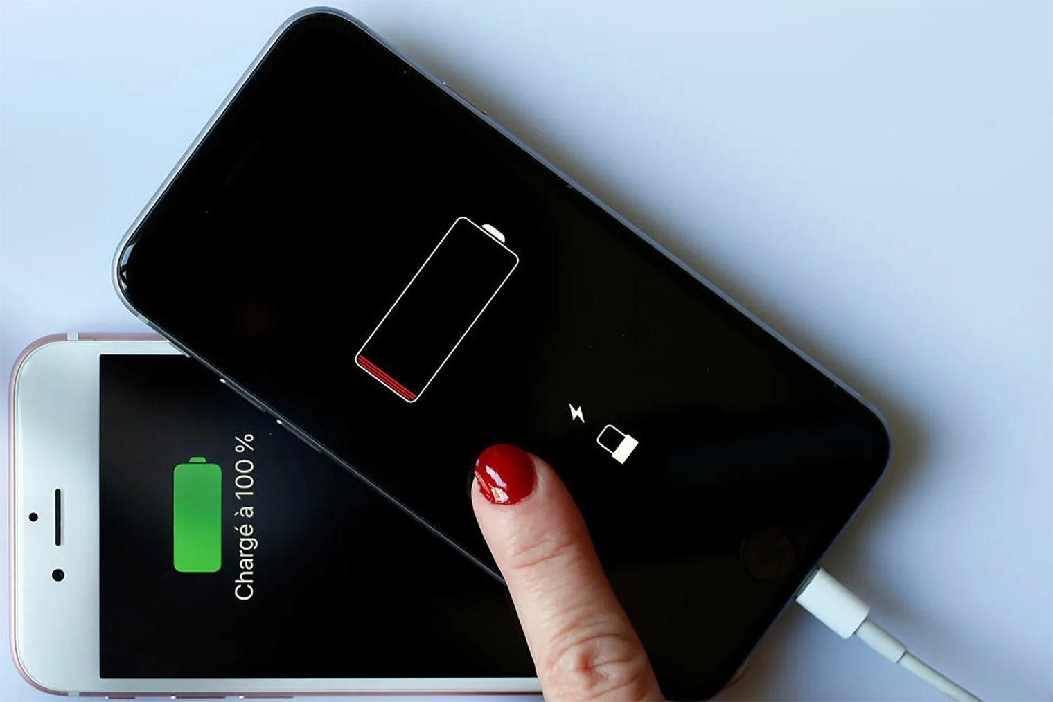 В 2017 году Apple даже выплатила деньги пострадавшим от batterygate’а владельцам iPhone. © Mashable