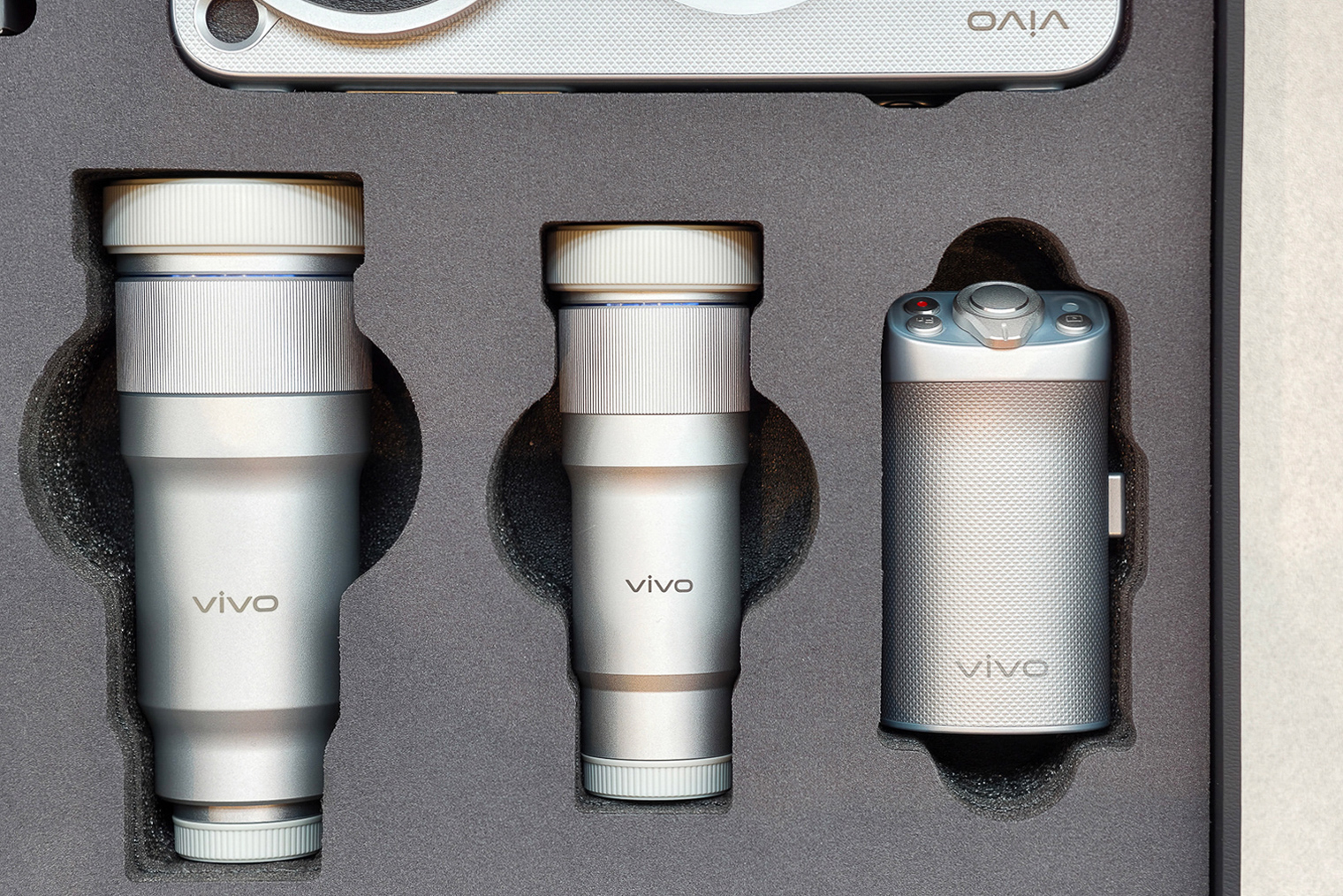У Vivo X500 Pro Max есть версия с фотонабором, в который входят два зум-объектива, специальный чехол и ручка с кнопками и дополнительной батареей