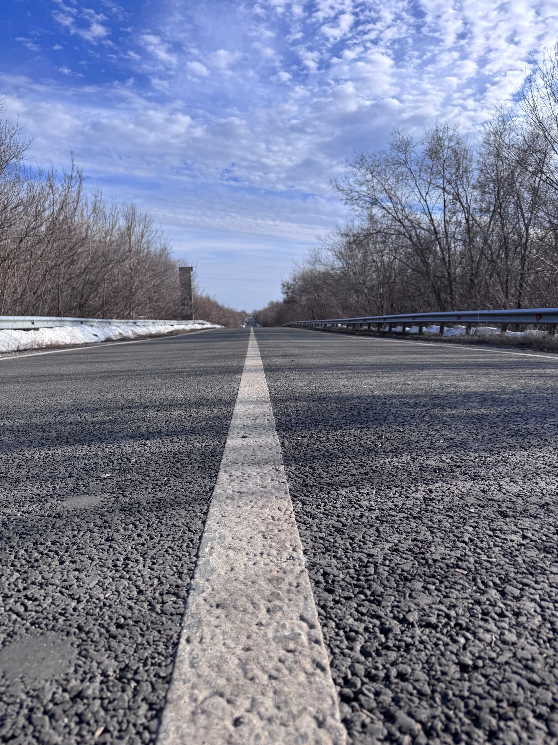 Заброшенный мост на окраине поселка — место для опасных фотосессий.
