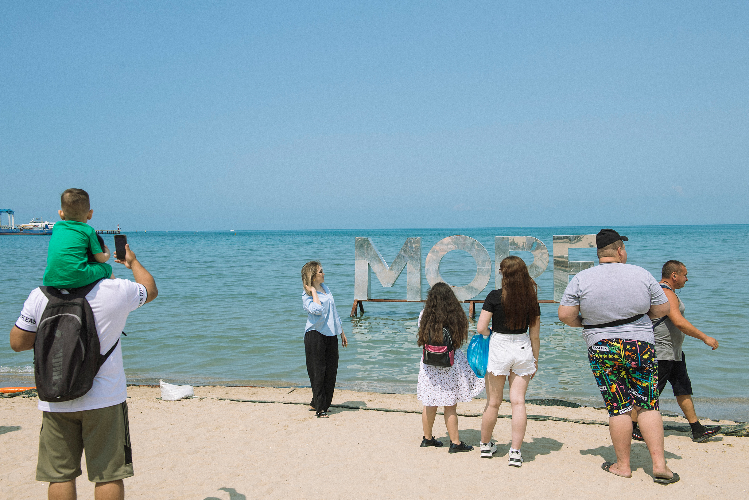 Посетители охотно делают фотографии на память с инсталляцией «Море» — она расположена напротив главного входа на пляж