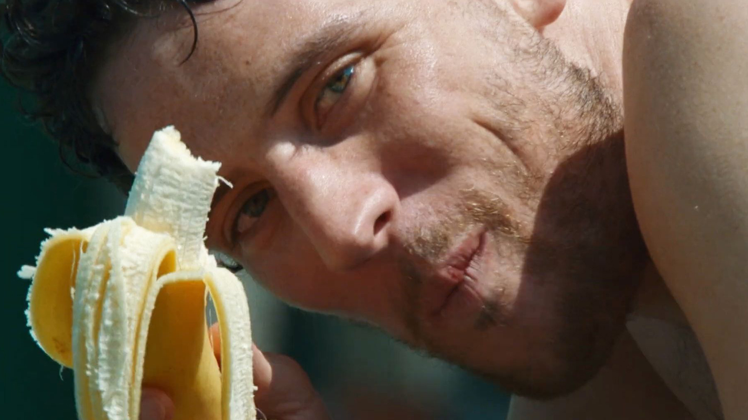 Авторам удается сделать запоминающийся кадр даже из того, как герой Джоша О’Коннора ест банан