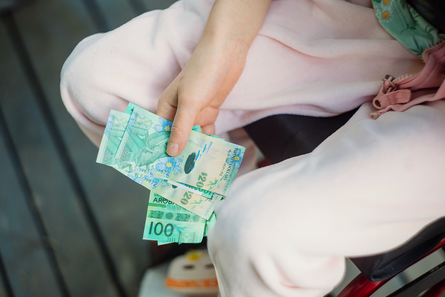 Несколько часов дочь продавала рожки за банкноты с изображением лягушек из фургончика во дворе Детского хосписа