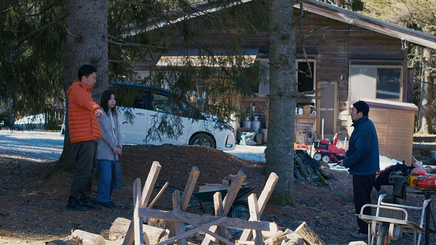 В фильме хватает юмора — например, есть сцена, где городские жители неумело рубят дрова