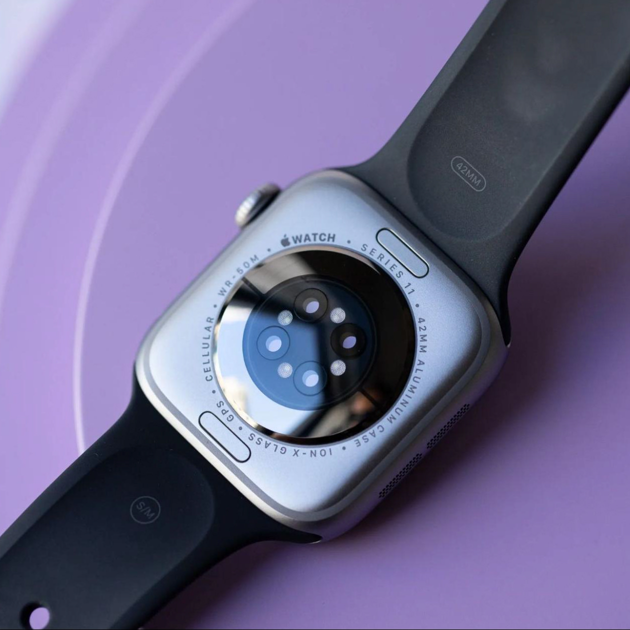 Сенсоры на задней стороне Apple Watch Series 11. Источник: theverge.com