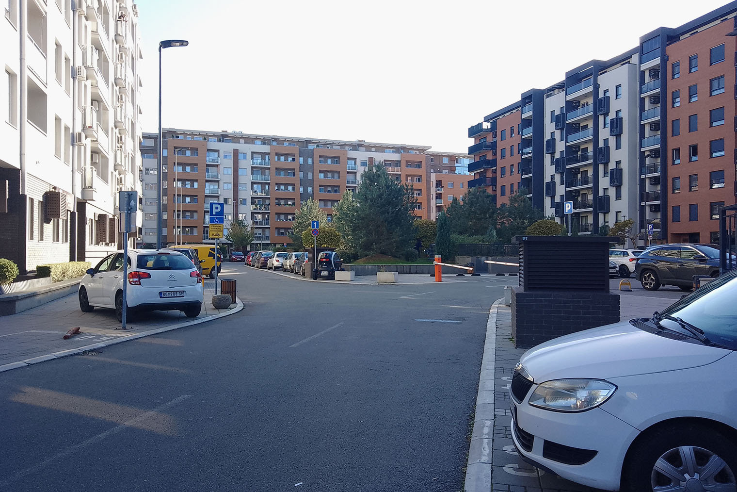 Некоторые кварталы Нового Белграда застроены новым жильем. Есть бюджетные варианты и элитные жилые комплексы