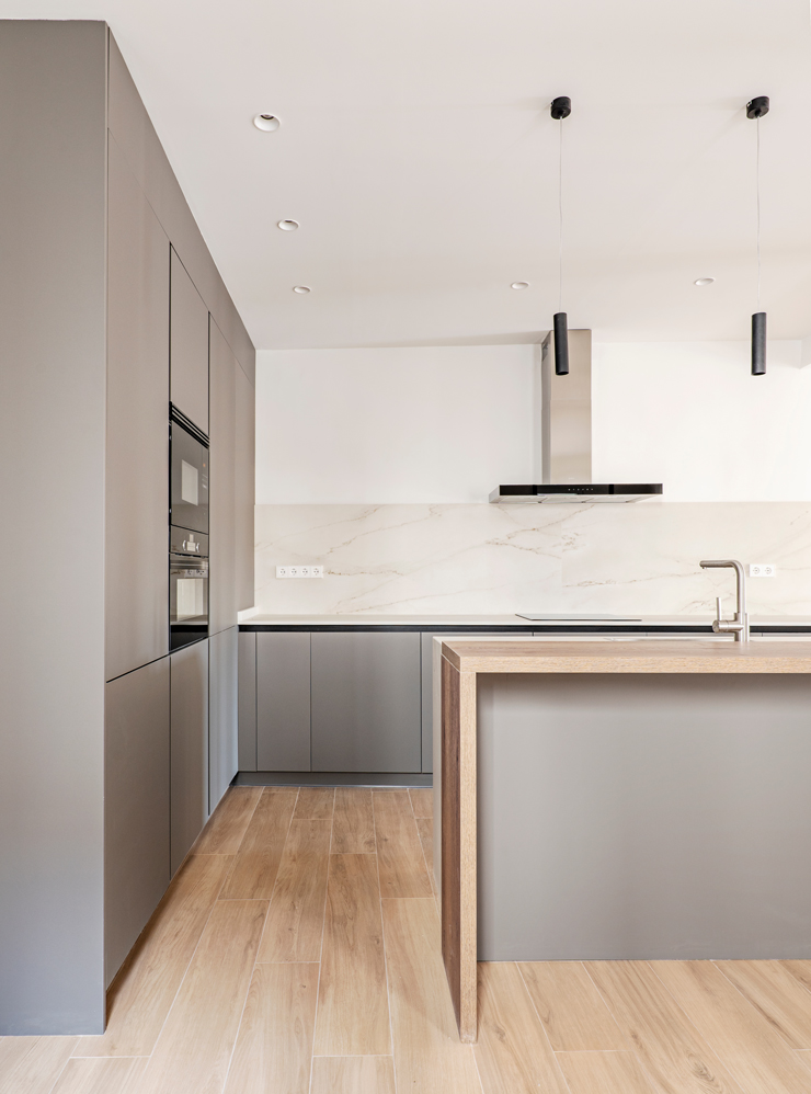 Минималистичная кухня в теплом оттенке серого будет выглядеть уютно. Ее хорошо комбинировать с деревянными деталями. Фотография: Toyakisphoto / Shutterstock / FOTODOM