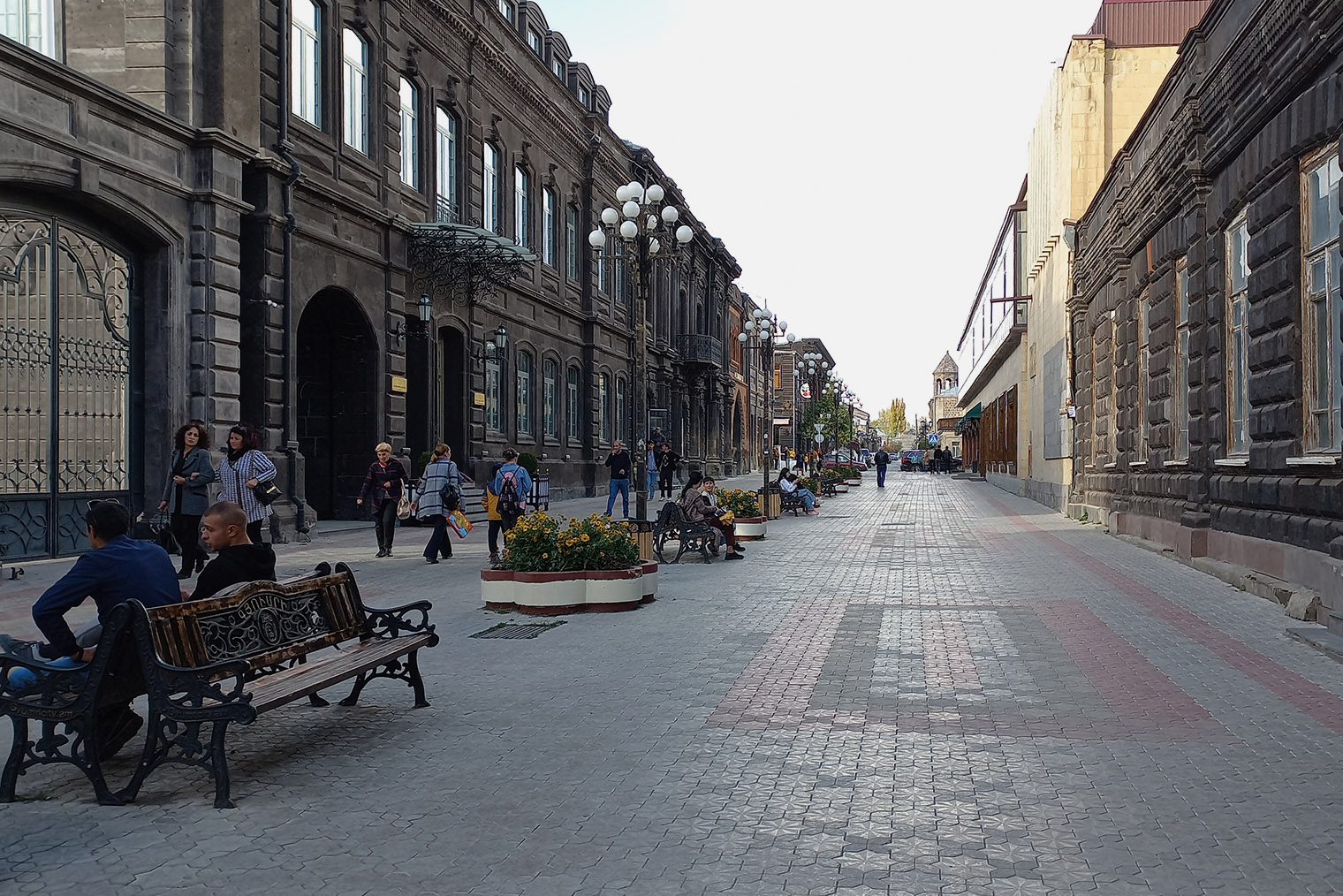 Другую пешеходную улицу назвали в честь армянского писателя и создателя современного литературного армянского языка Хачатура Абовяна