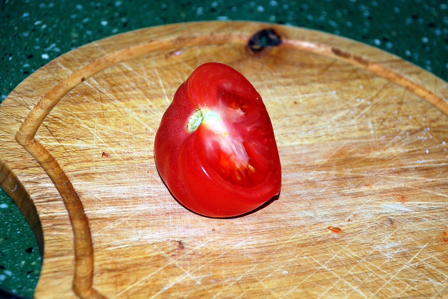 Снаружи помидор может быть красным, а внутри видны белые пятна жесткой ткани. Фотография: Andrew Swarga / Shutterstock / FOTODOM