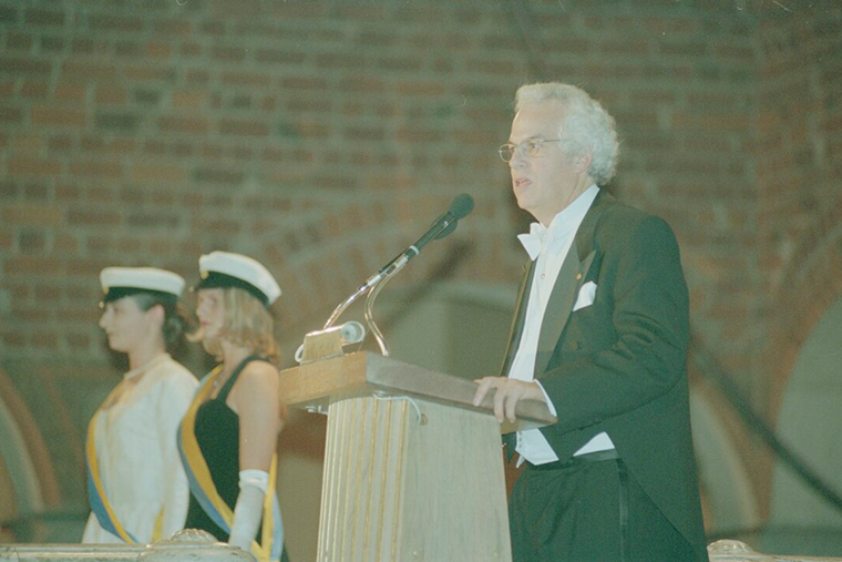 Стенли Прузинер произносит речь после вручения Нобелевской премии в 1997 году. © nobelprize.org