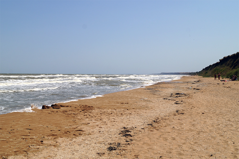 Пляж в Кучугурах песчаный, со множеством крупных ракушек, которые любят собирать дети, а в море мало медуз