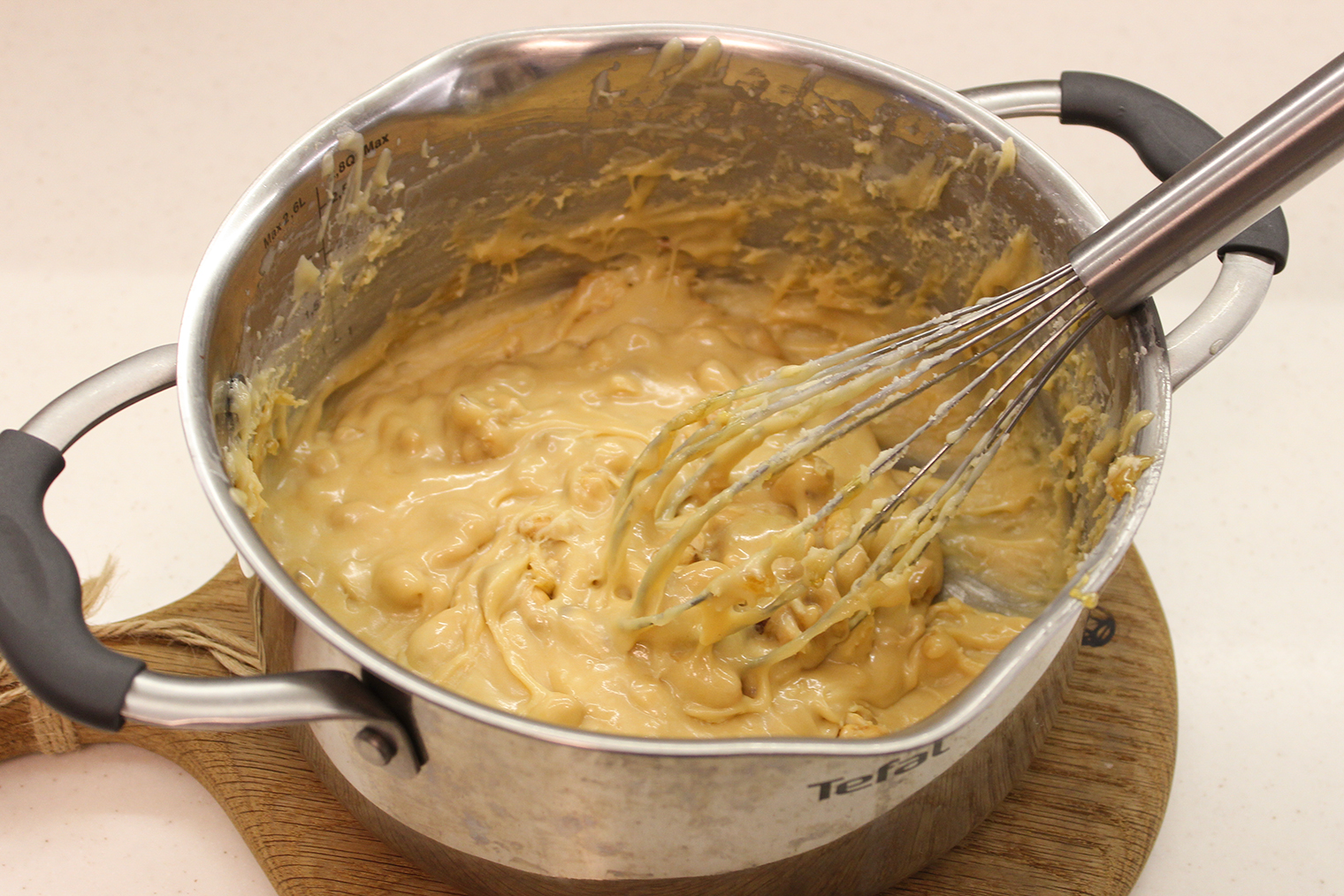 Масса получается плотной — возможно, вместо венчика придется взять крепкую лопатку