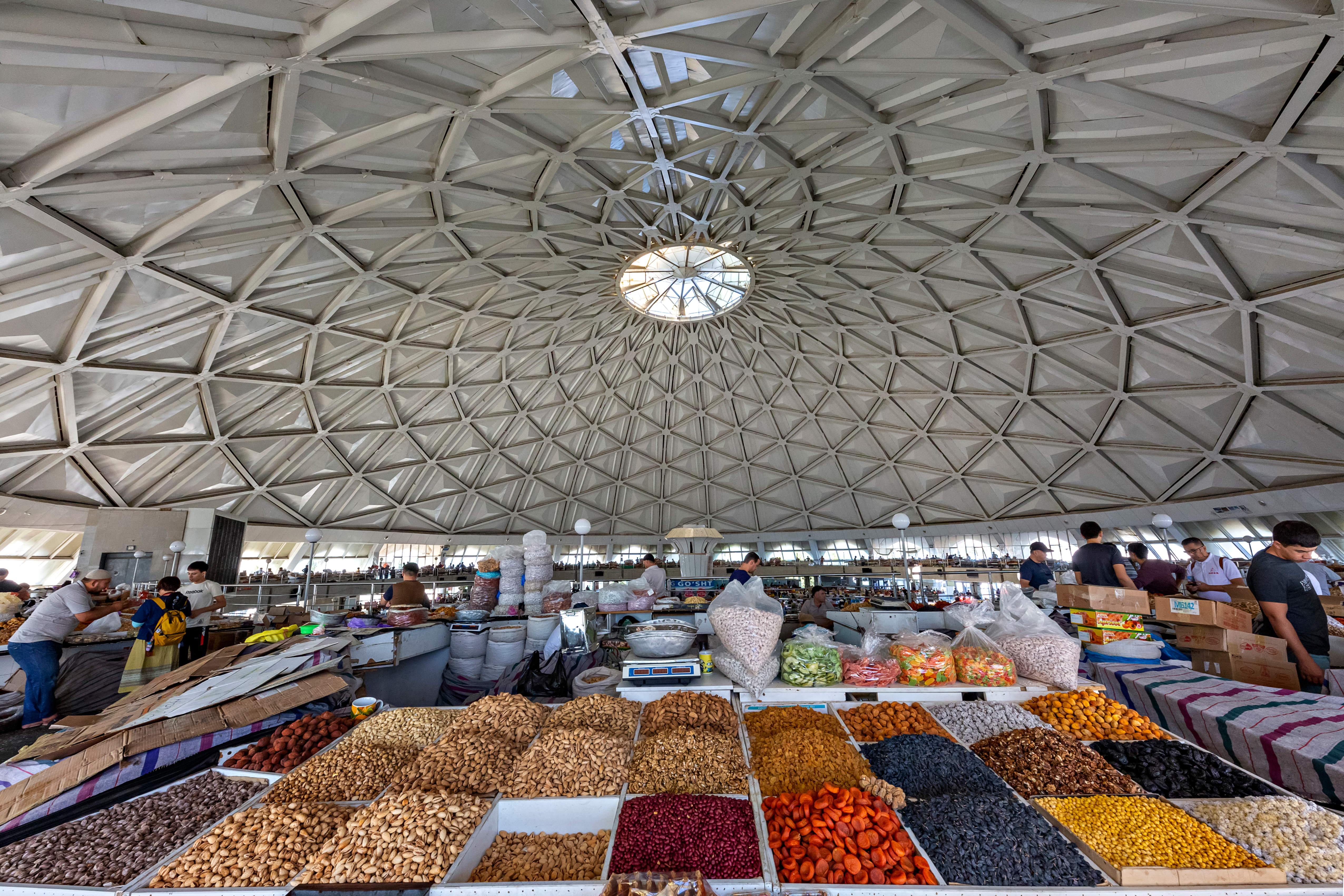 Рынок работает с 09:00 до 18:00. Фото: MehmetO / Shutterstock