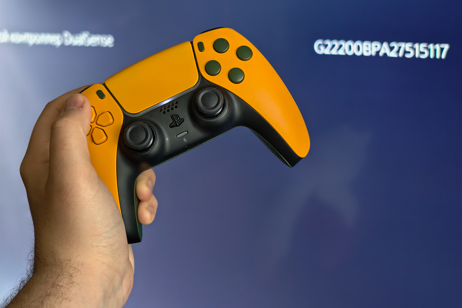 Этот DualSense определяется на PS5 как модель второго поколения, после буквы G в начале идет цифра 2. Но в 2021 году геймпад такой расцветки не выходил — его вообще никогда не было. Я кастомизировал его самостоятельно из базовой черной версии