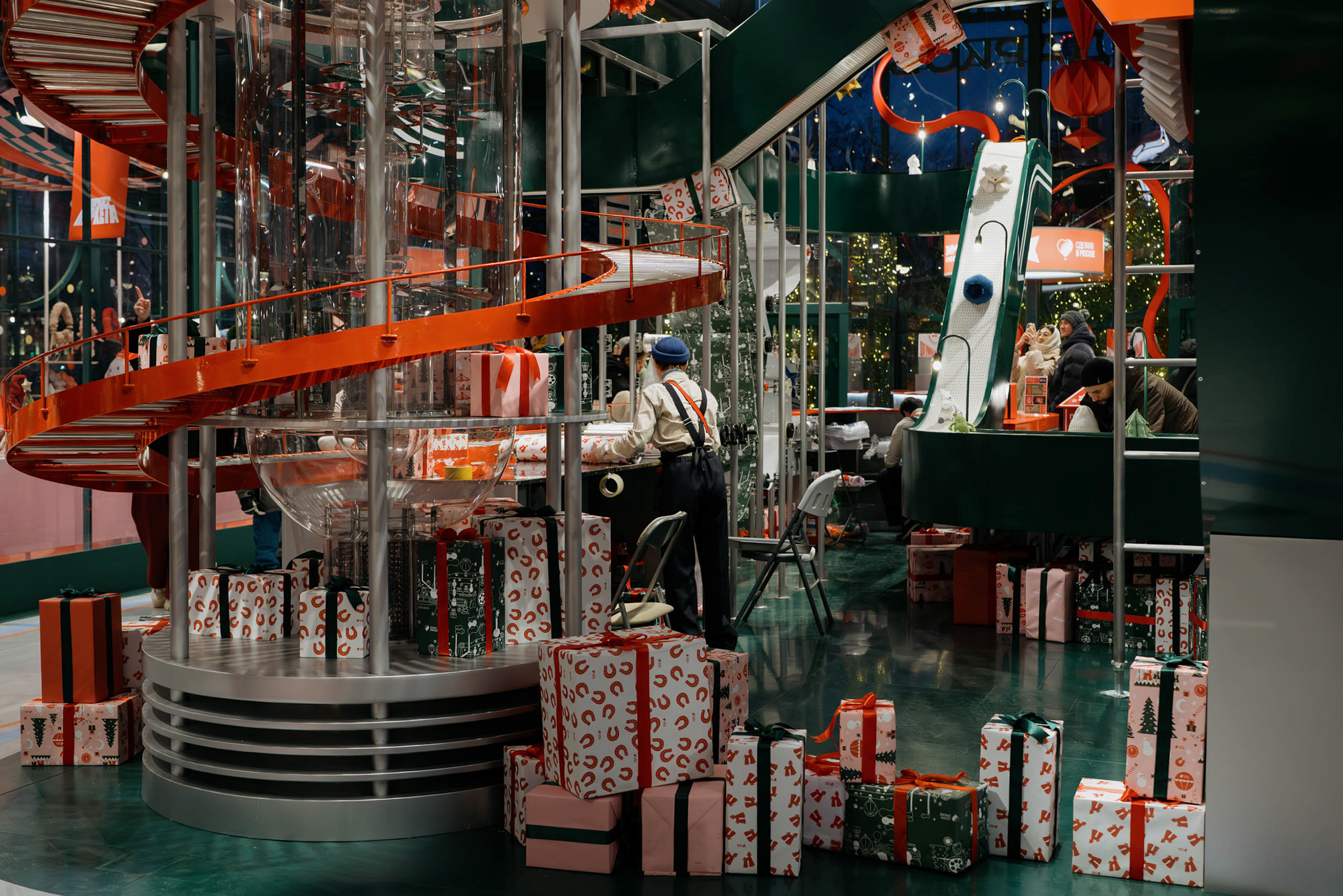 Покупку помещают в коробку и отправляют по подвесной линии на станцию сортировки, затем по конвейеру на станцию упаковки, где его красиво оформляют, и, наконец, на финальную станцию выдачи