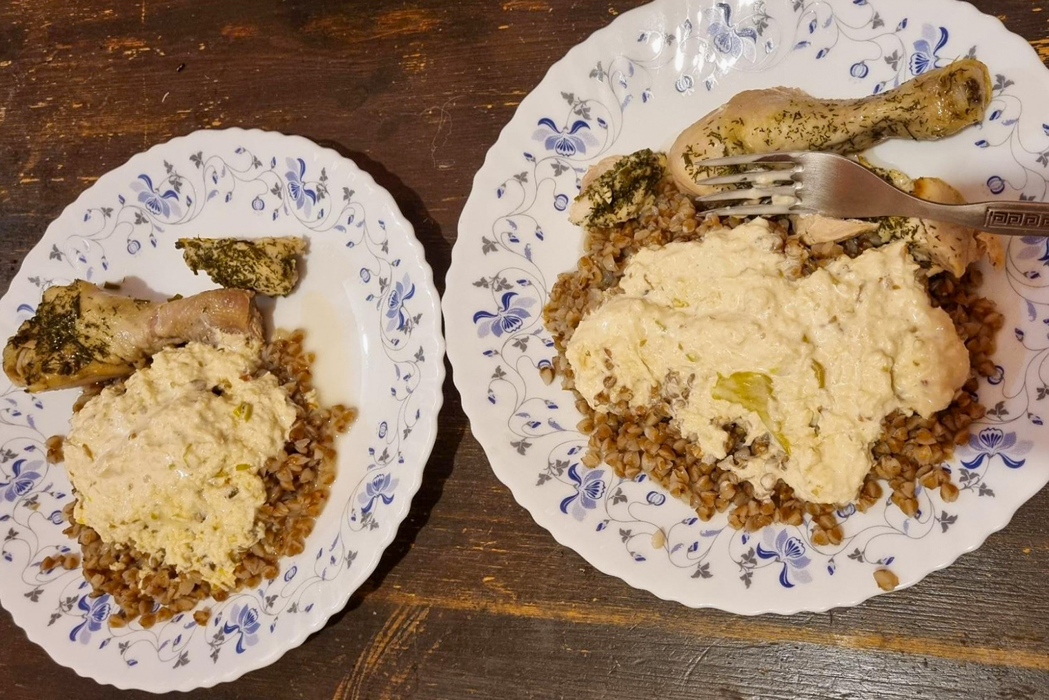 Куриная ножка и гречка с соусом на ужин