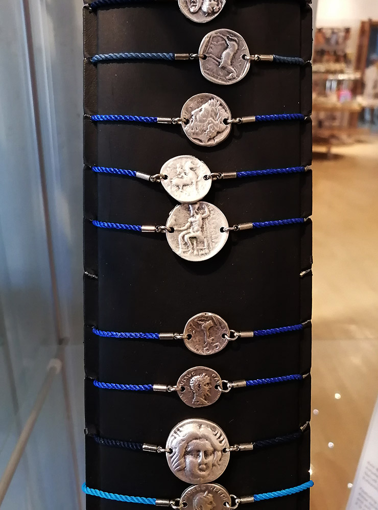 В сувенирном магазине при музее есть милые браслеты с римскими монетами