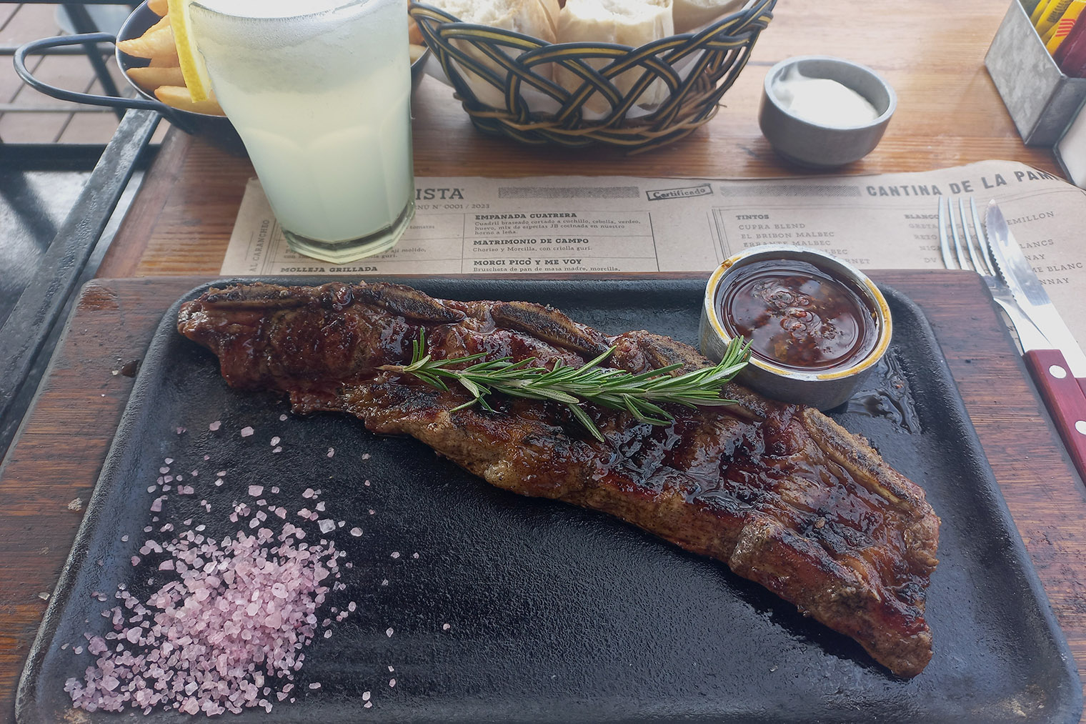 Классический стейк у аргентинцев именуется асадо — это говядина на гриле
