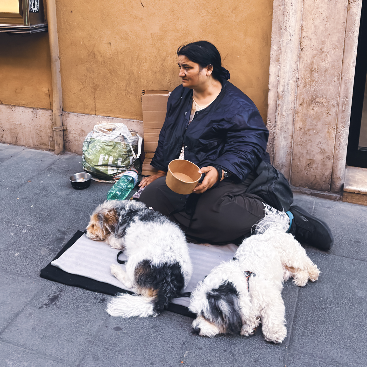 Судя по всему, женщина живет и спит здесь же: у нее было много вещей