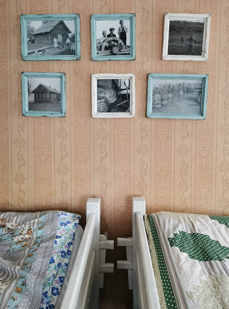 Обстановка в гостевом доме напомнила летние каникулы у бабушки в деревне: печка, лоскутные одеяла, фотографии на стенах. Даже подушки сложены на кроватях горкой, как в моем детстве