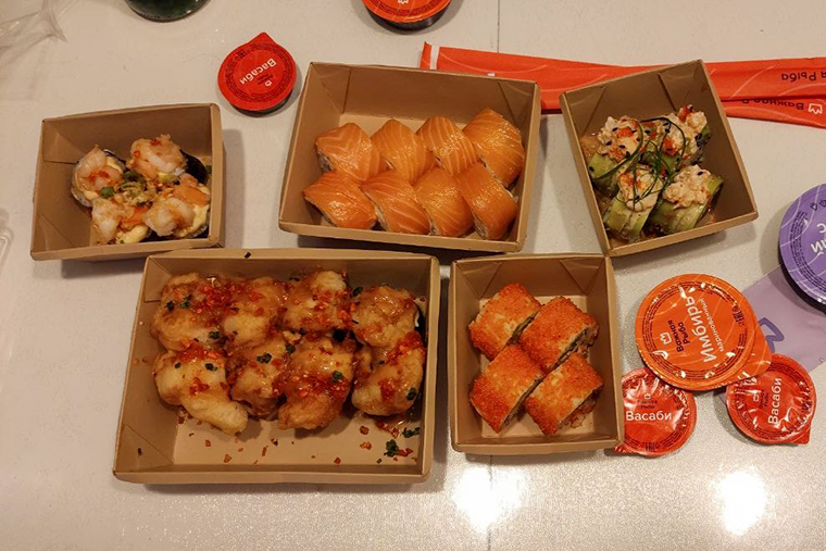 Поужинали роллами в честь начала отпуска мужа