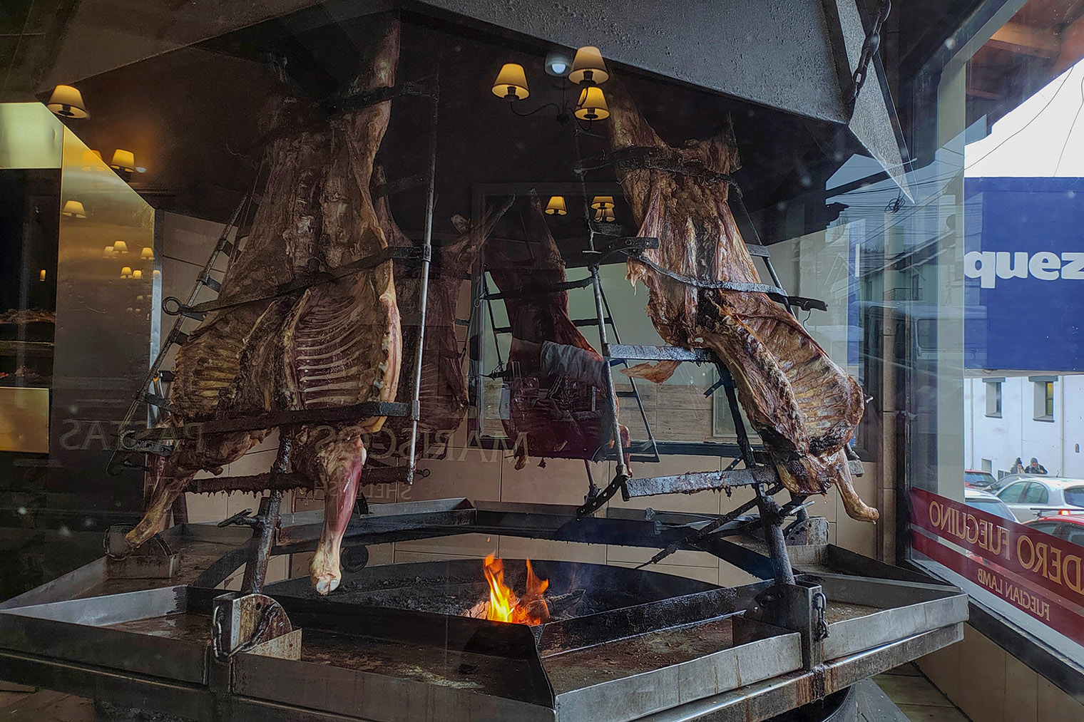 Целую тушу барана растягивают на крестообразном шампуре и томят на огне несколько часов, отчего из него выходит весь жир и неприятный запах, остается только вкусное и нежное мясо