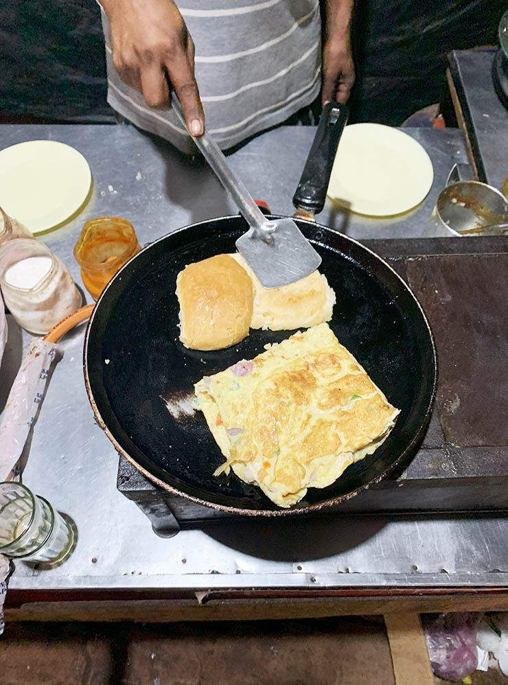 Индийский стритфуд — омлет в хлебе, или бред-омлет. Сытно и очень вкусно