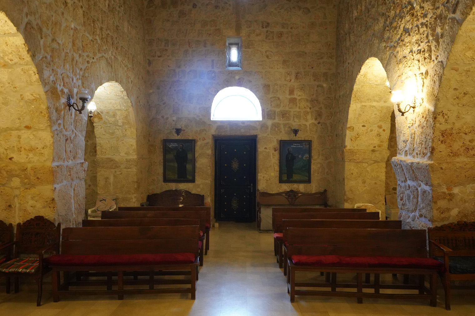Спартанский интерьер монастырской церкви