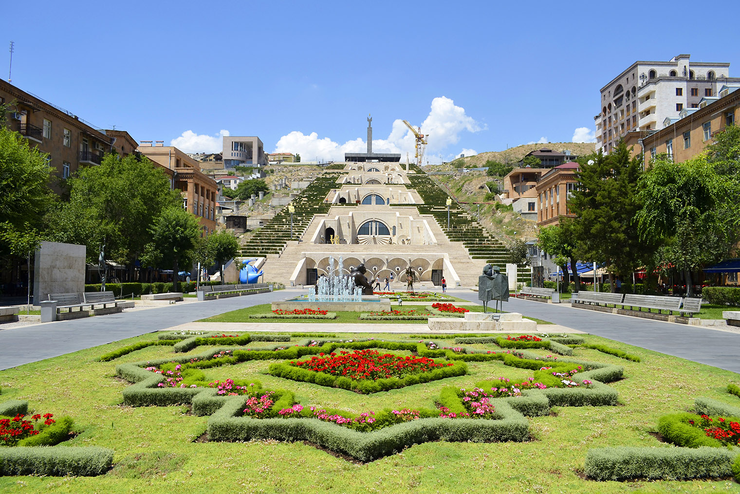 Каскад состоит из пяти террас. Фотография: Karen Faljyan / Shutterstock / FOTODOM