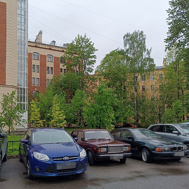 На улице только прошел дождь, поэтому свежо и воздух пахнет очень вкусно. Приятная погода