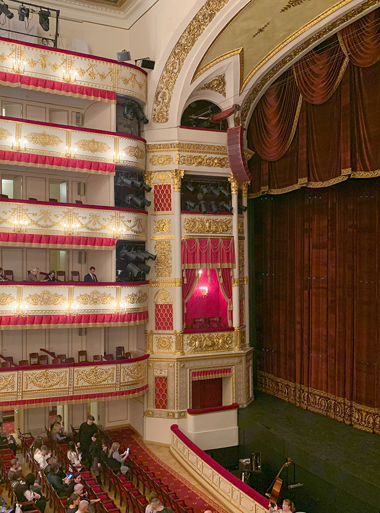 Вид на сцену Александринского театра из пятой ложи первого яруса