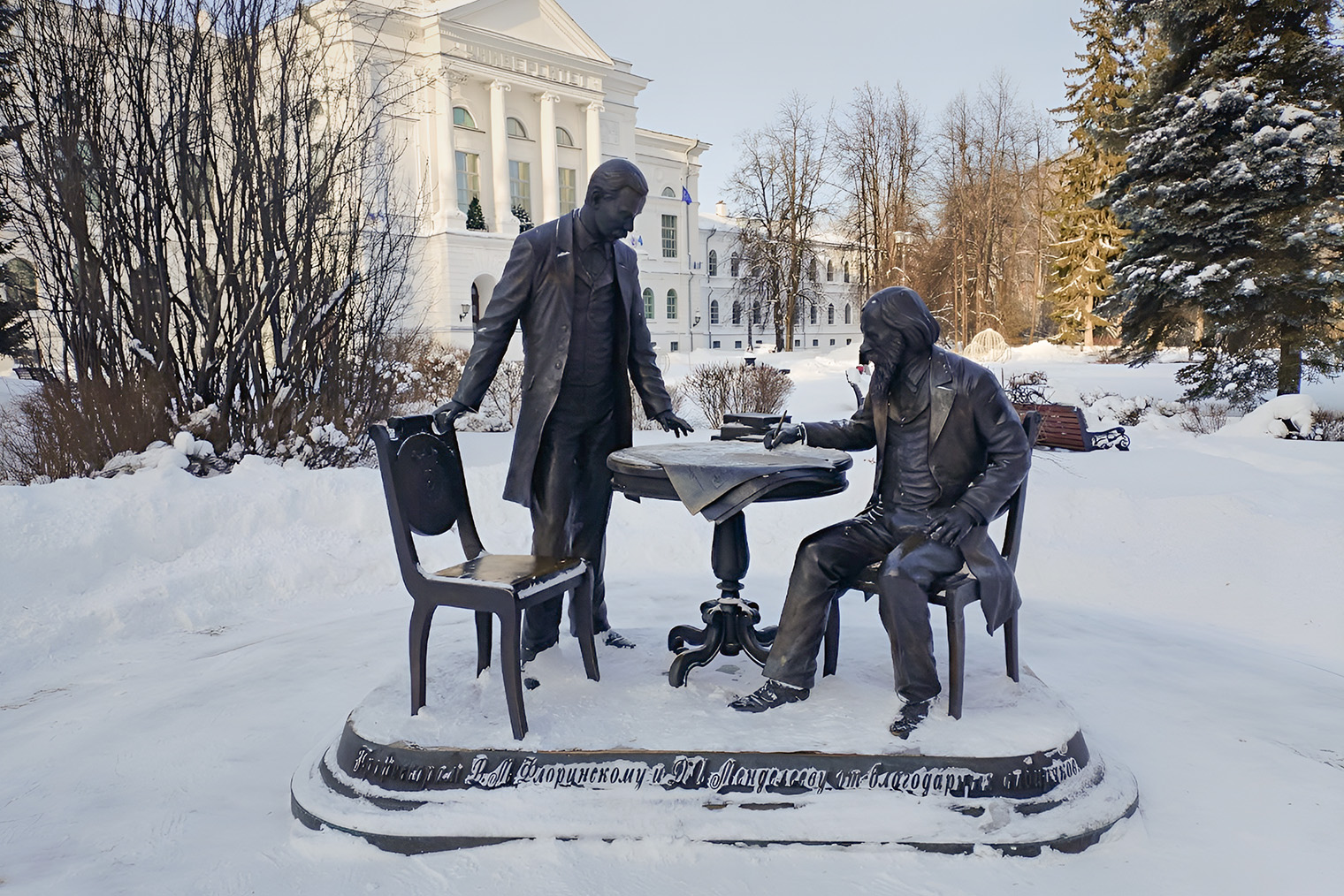 В университетской роще есть памятники историческим личностям. Это фигуры В. М. Флоринского и Д. И. Менделеева. Благодаря их усилиям в Томске появился университет