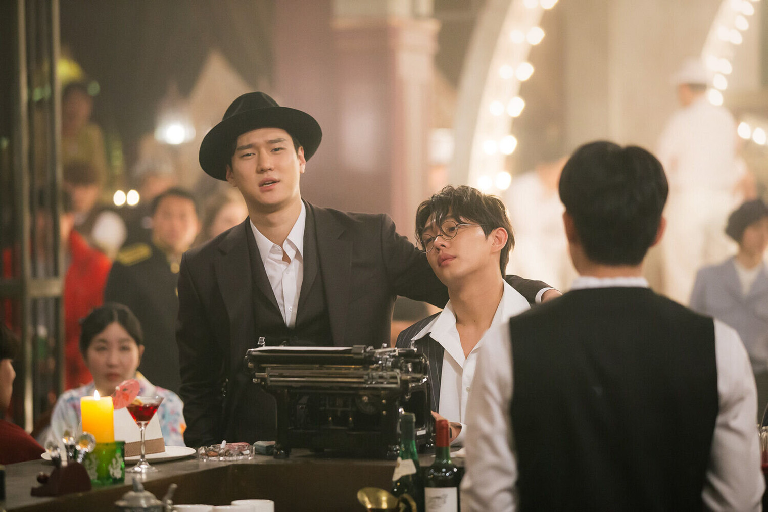 Писателя Хан Сэ-джу играет Ю А-ин, звезда «Пылающего» Ли Чхан-дона. Кадр: tvN