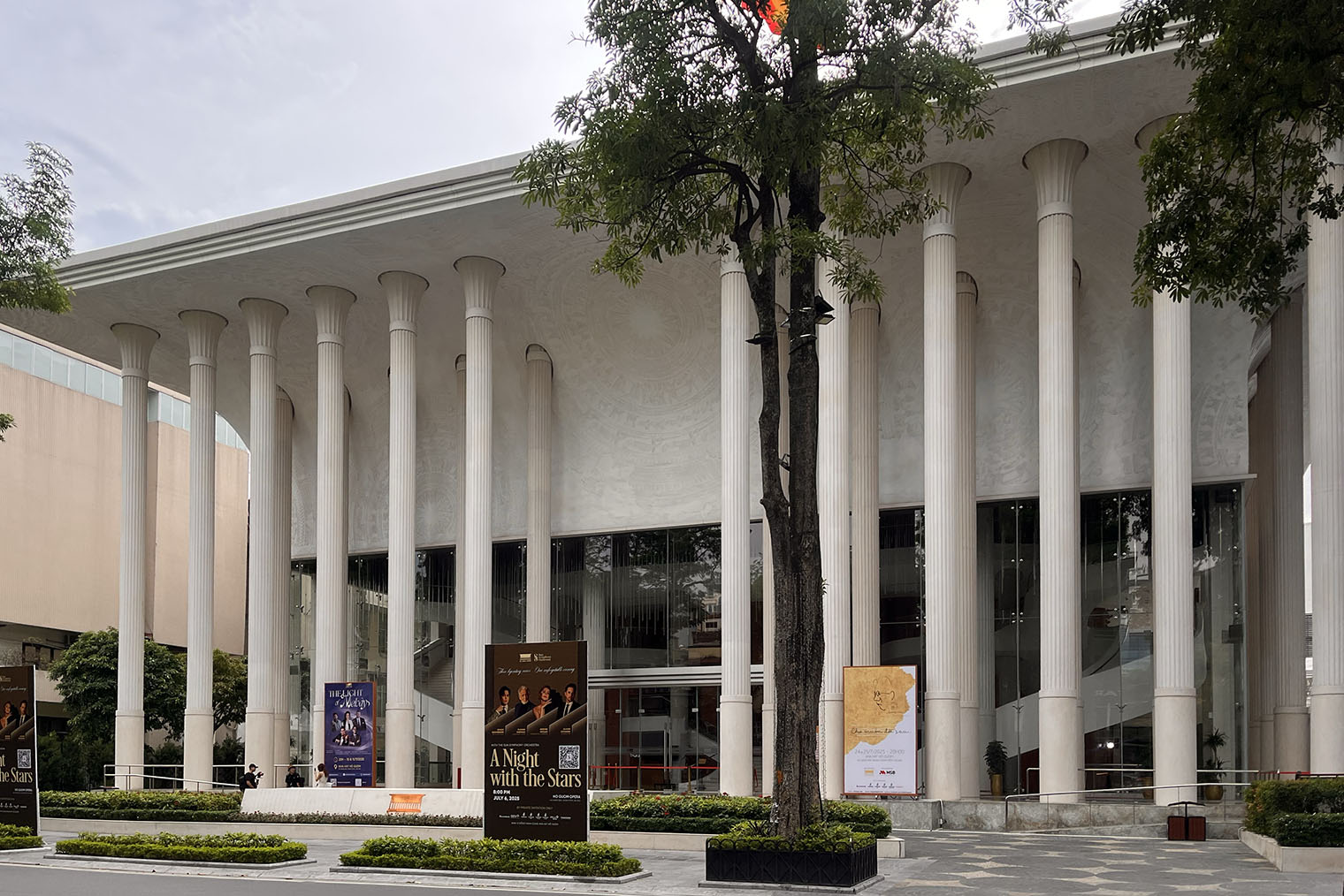 Ханойский оперный театр находится в самом сердце Старого квартала. Афиша «Ночь со звездами» появилась за несколько недель до премьеры