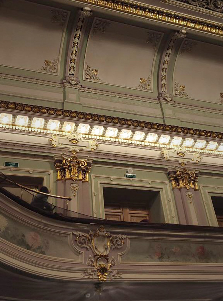 Театр имени В. Ф. Комиссаржевской оформлен скромнее, но мне очень нравятся пастельные тона и необычное сочетание зеленого и розового. Фотография: Анна Бунина