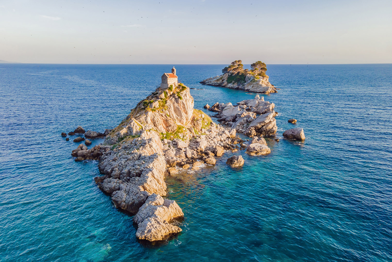 Острова в Петроваце совсем маленькие, но живописные. Фото: Elizaveta Galitckaia / Shutterstock