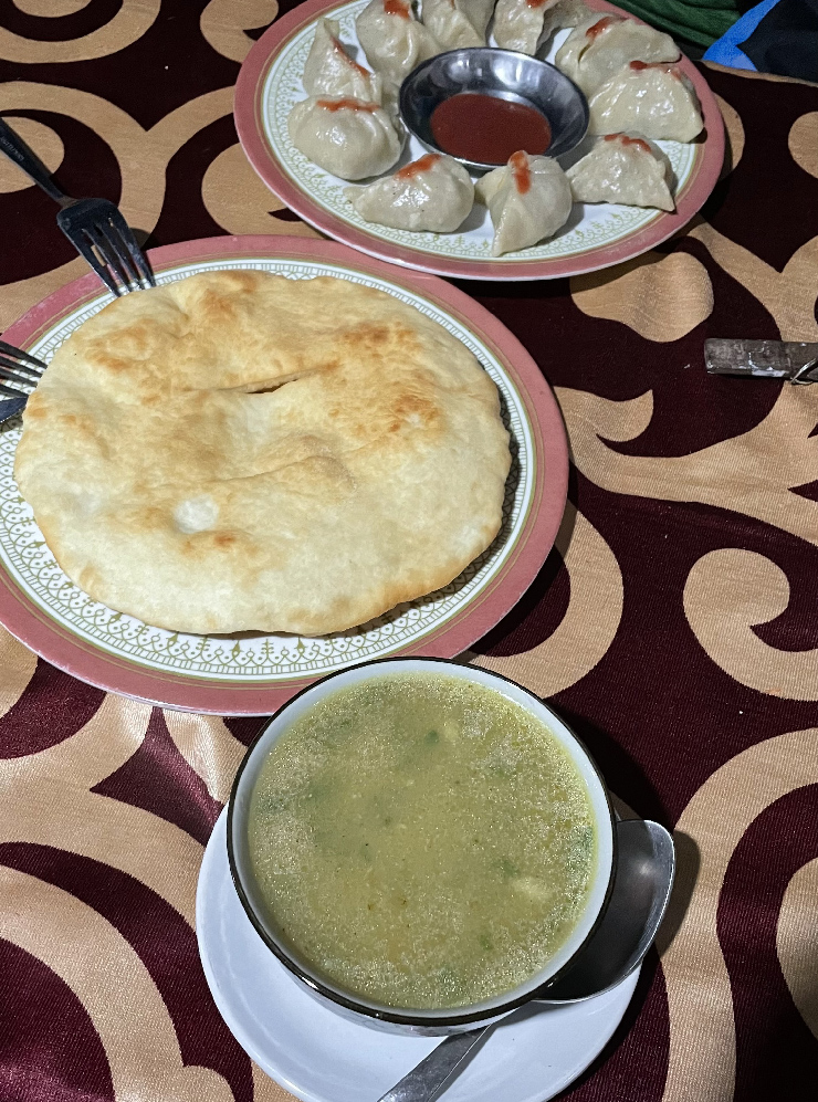 Момо, тибетский хлеб и куриный суп