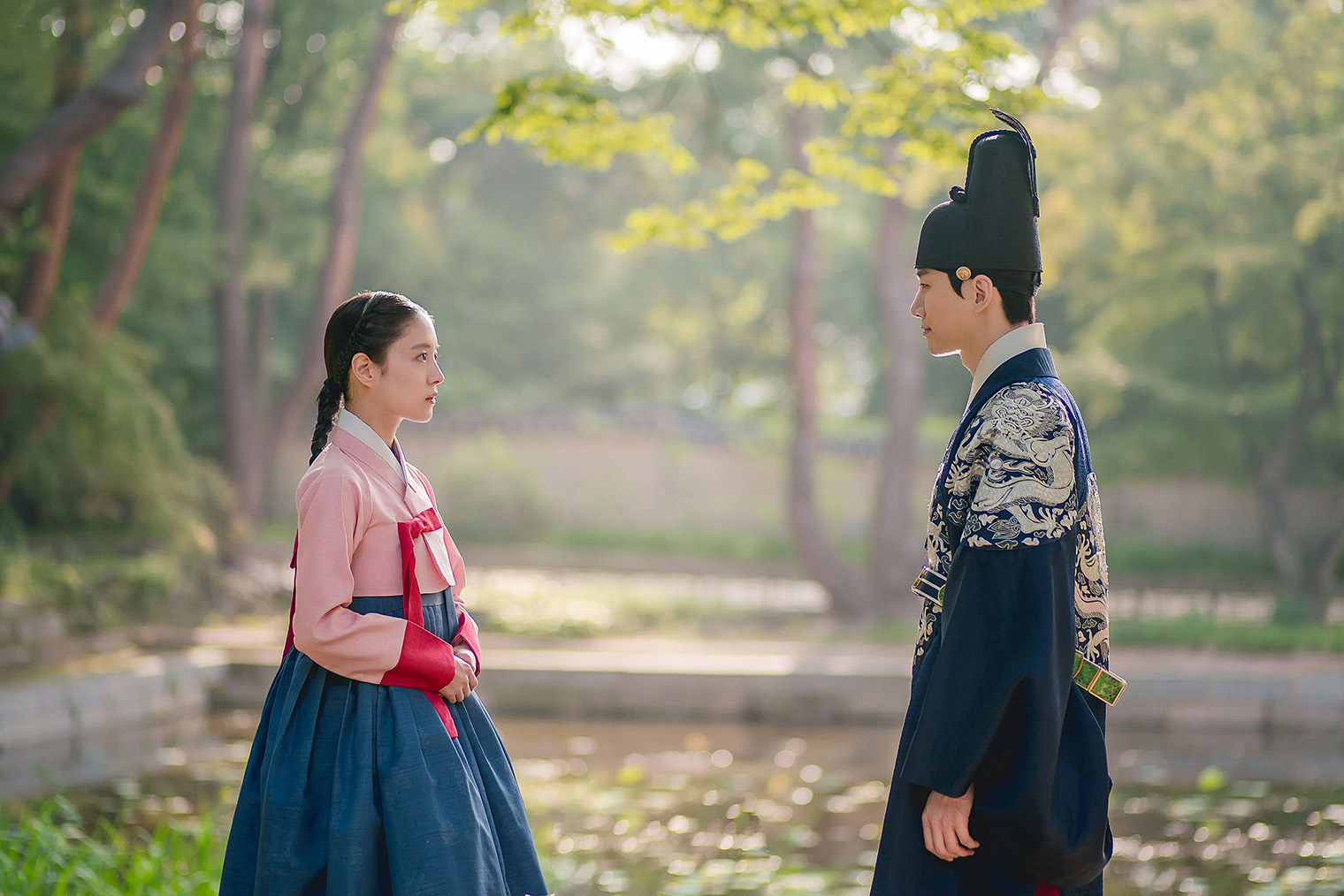 Красные манжеты на рукавах придворных дам были символом их статуса и одновременно наручниками. Выбранные для службы королям, женщины были обречены оставаться незамужними до смерти, а алый цвет напоминал об ограничениях и невозможности покинуть дворец. Кадр: tvN