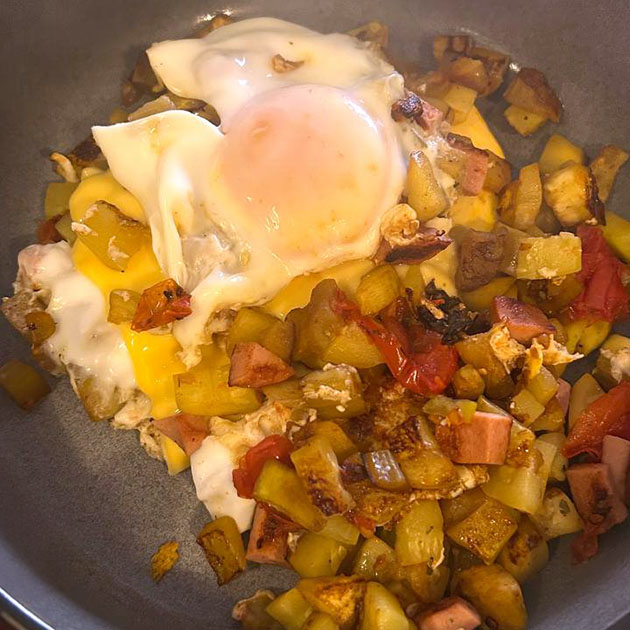 На завтрак — шакшука с баклажаном, кабачком, помидором, колбасой и плавленым чеддером